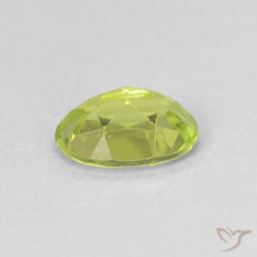 Péridot Vert jaunâtre vif naturelle ovale, 0.87 ct, VS