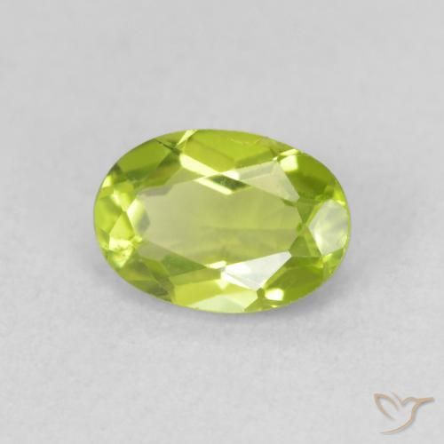 Péridot Vert moyen naturelle ovale, 0.93 ct, VS