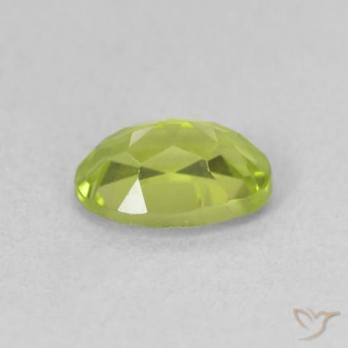 Péridot Vert moyen naturelle ovale, 0.93 ct, VS