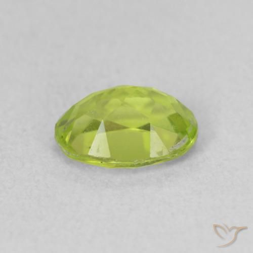Péridot Vert moyen naturelle ovale, 0.95 ct, VS