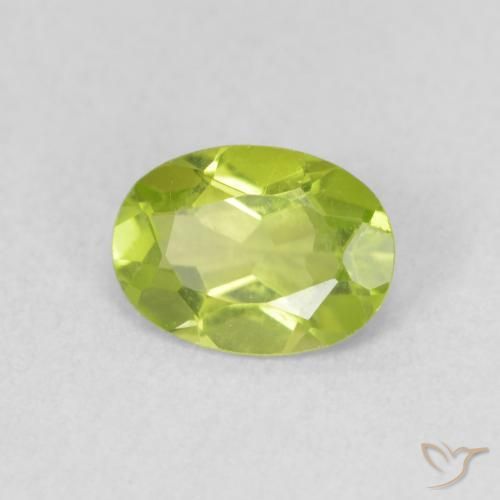 Péridot Vert jaunâtre vif naturelle ovale, 0.81 ct, VS