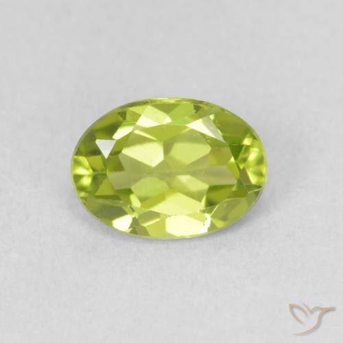 Péridot Vert moyen naturelle ovale, 0.95 ct, VS
