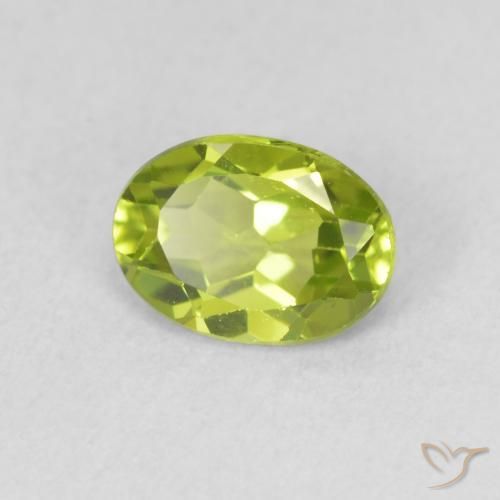 Péridot Vert moyen naturelle ovale, 0.95 ct, VS