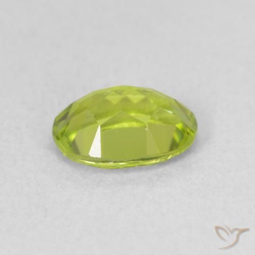 Péridot Vert moyen naturelle ovale, 0.95 ct, VS
