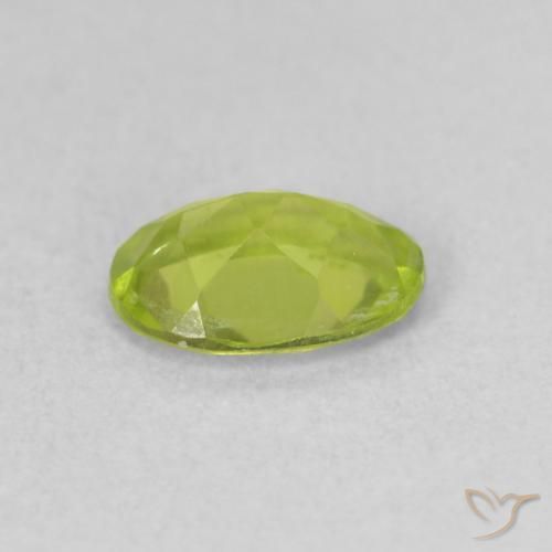 Péridot Vert jaunâtre vif naturelle ovale, 0.85 ct, VS