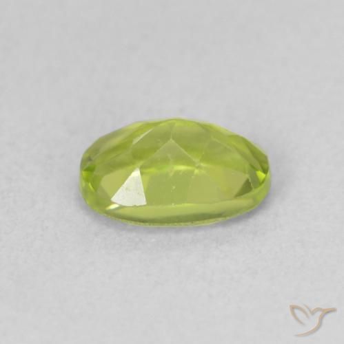 Péridot Vert jaunâtre naturelle ovale, 0.92 ct, VS