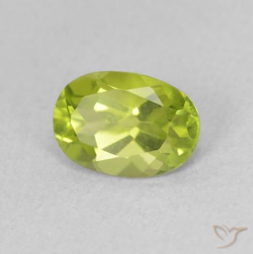 Péridot Vert jaunâtre vif naturelle ovale, 0.98 ct, VS
