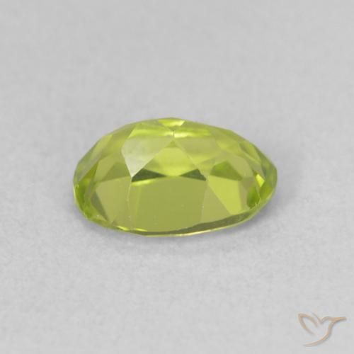 Péridot Vert jaunâtre vif naturelle ovale, 0.98 ct, VS