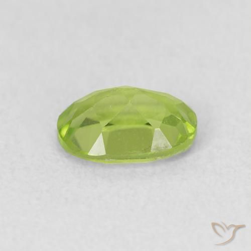 Péridot Vert moyen naturelle ovale, 0.96 ct, VS