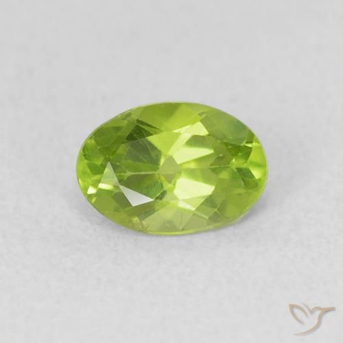 Péridot Vert moyen naturelle ovale, 0.91 ct, VS