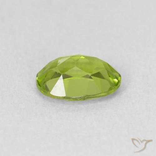 Péridot Vert éclatant naturelle ovale, 0.86 ct, VS