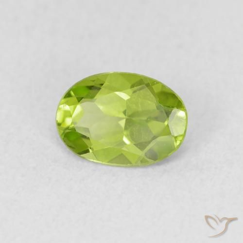 Péridot Vert moyen naturelle ovale, 0.76 ct, VS