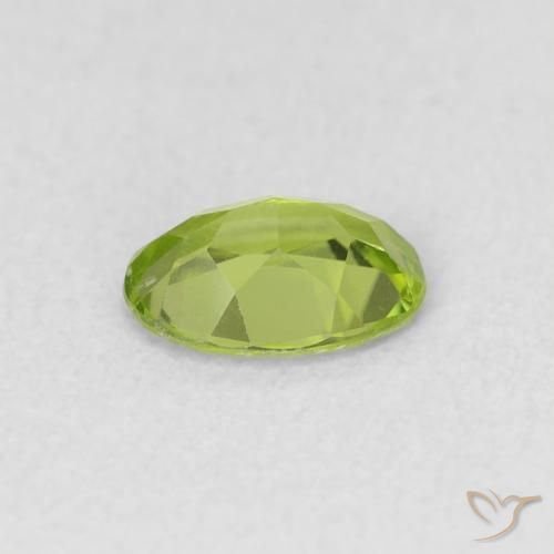 Péridot Vert moyen naturelle ovale, 0.76 ct, VS