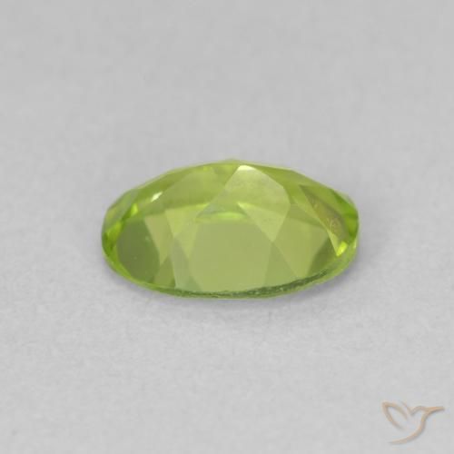 Péridot Vert éclatant naturelle ovale, 0.88 ct, VS