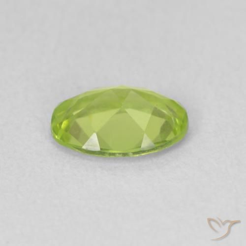 Péridot Vert clair naturelle ovale, 0.76 ct, VS