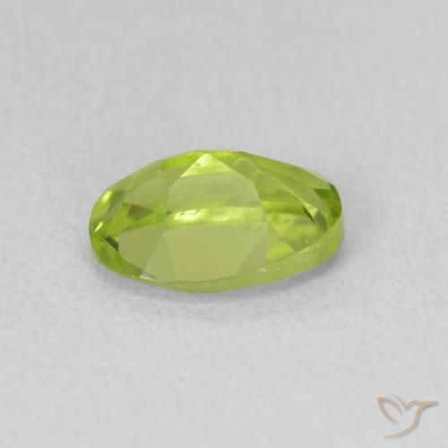 Péridot Vert moyen naturelle ovale, 0.95 ct, VS