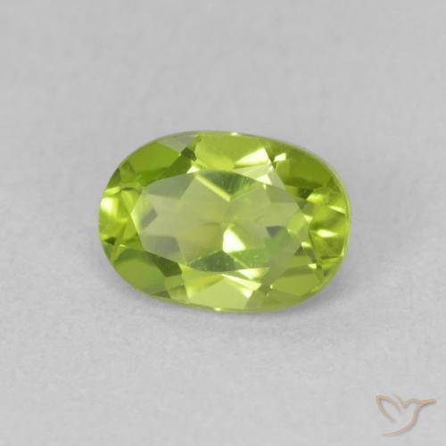 Péridot Vert moyen naturelle ovale, 0.95 ct, VS