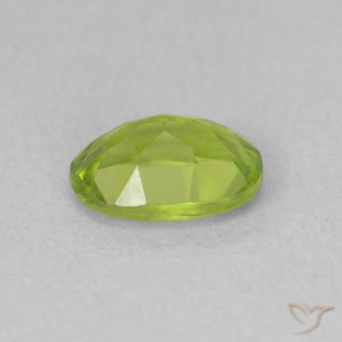 Péridot Vert moyen naturelle ovale, 0.95 ct, VS