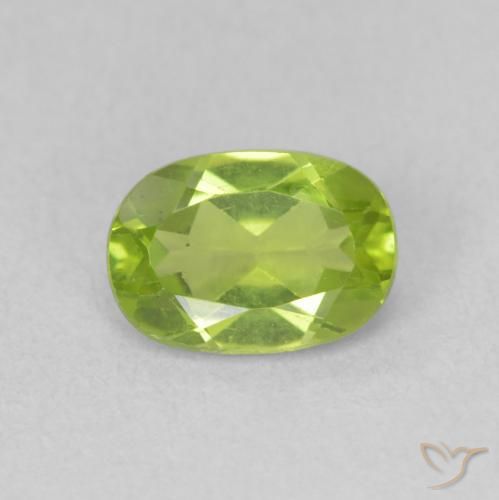 Péridot Vert moyen naturelle ovale, 0.93 ct, VS