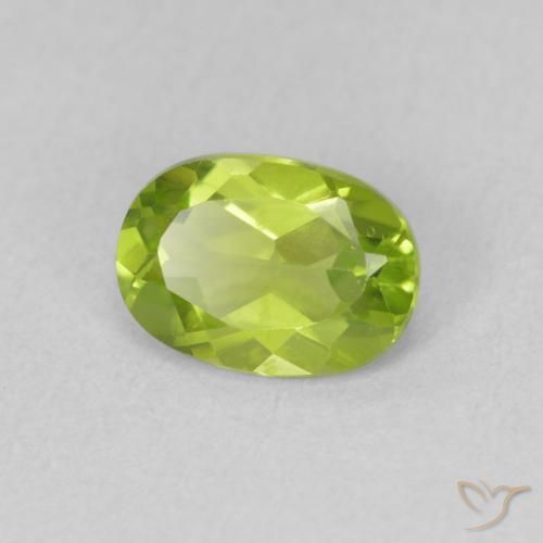 Péridot Vert moyen naturelle ovale, 0.92 ct, VS