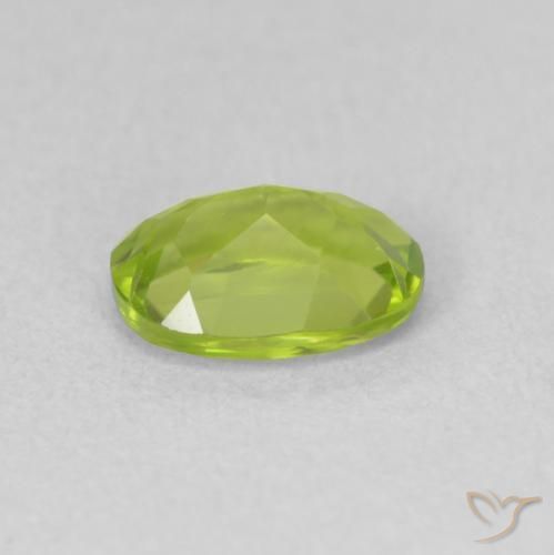 Péridot Vert moyen naturelle ovale, 0.92 ct, VS