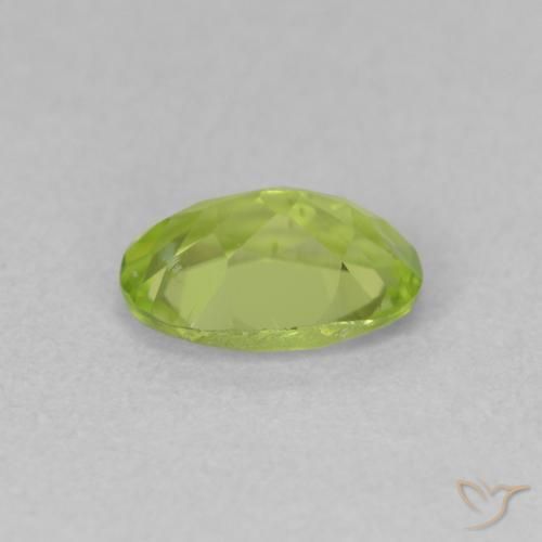 Péridot Vert jaunâtre vif naturelle ovale, 0.84 ct, VS