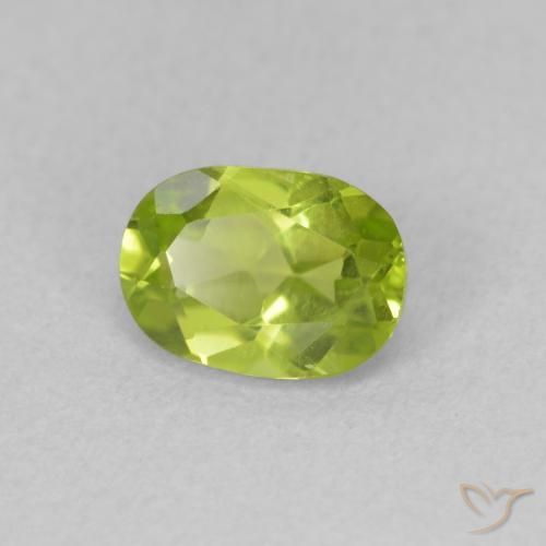 Péridot Vert jaunâtre vif naturelle ovale, 0.94 ct, VVS-VS