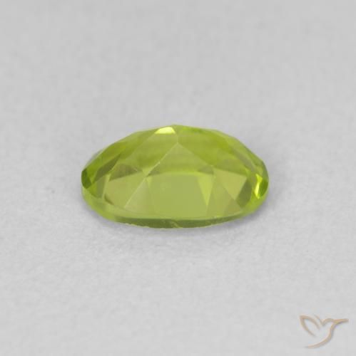 Péridot Vert jaunâtre naturelle ovale, 0.92 ct, VVS-VS