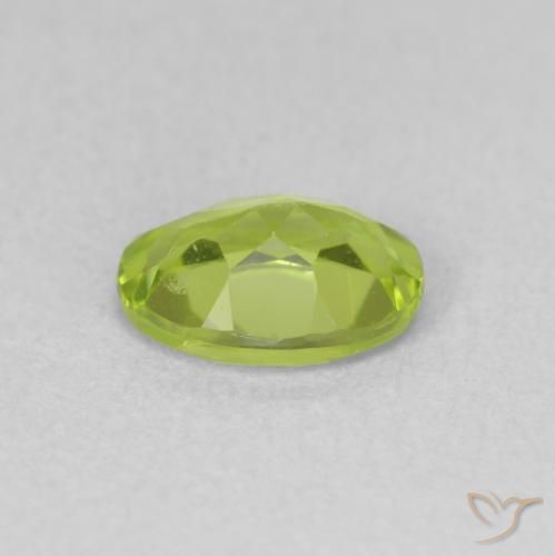 Péridot Vert moyen naturelle ovale, 1.07 ct, VVS-VS