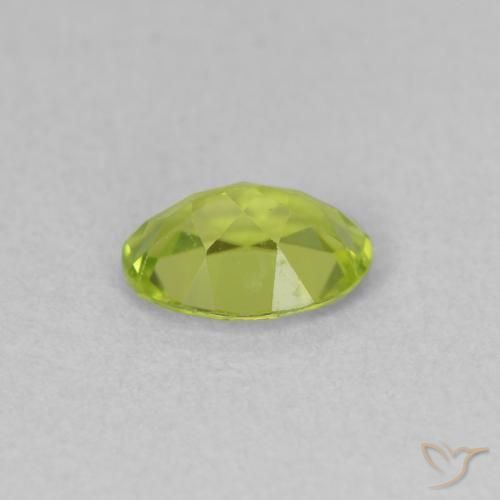 Péridot Vert jaunâtre naturelle ovale, 0.75 ct, VVS-VS