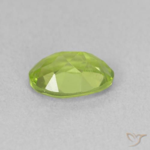 Péridot Vert éclatant naturelle ovale, 0.94 ct, VVS-VS