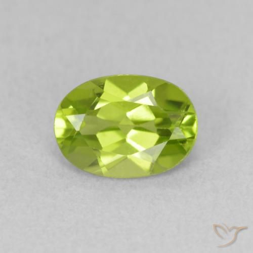 Péridot Vert moyen naturelle ovale, 0.95 ct, VVS-VS