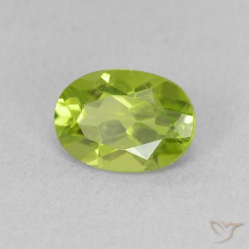 Péridot Vert moyen naturelle ovale, 0.95 ct, VVS-VS