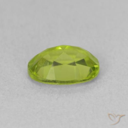 Péridot Vert moyen naturelle ovale, 0.95 ct, VVS-VS