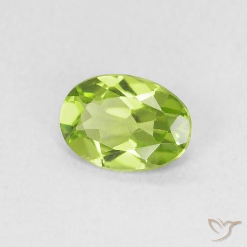 Péridot Vert moyen naturelle ovale, 0.73 ct, VVS