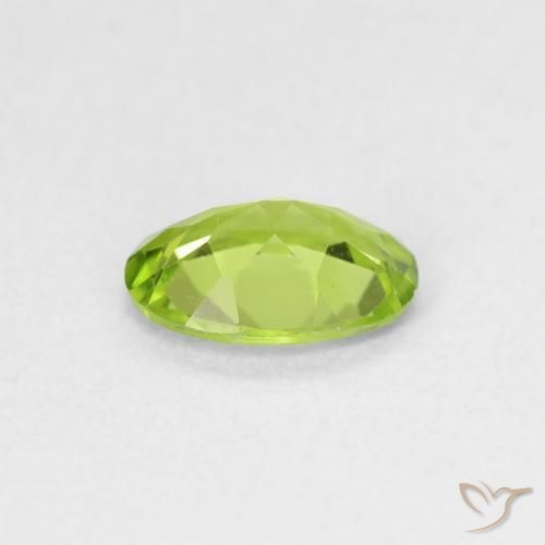 Péridot Vert moyen naturelle ovale, 0.73 ct, VVS