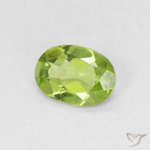 Péridot Vert jaunâtre naturelle ovale, 0.67 ct, VVS