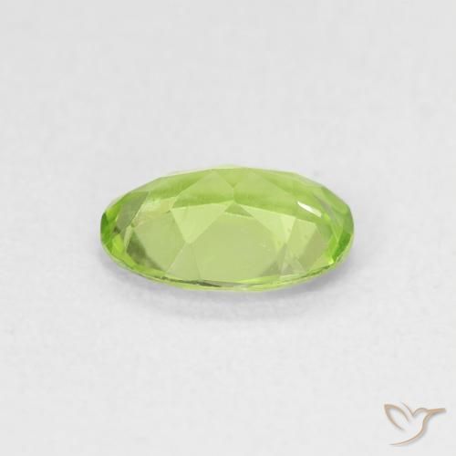Péridot Vert vif et léger naturelle ovale, 0.78 ct, VVS