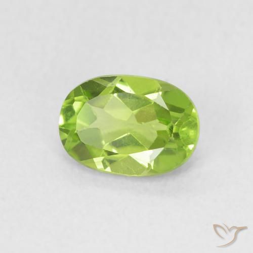 Péridot Vert moyen naturelle ovale, 0.96 ct, VVS-VS