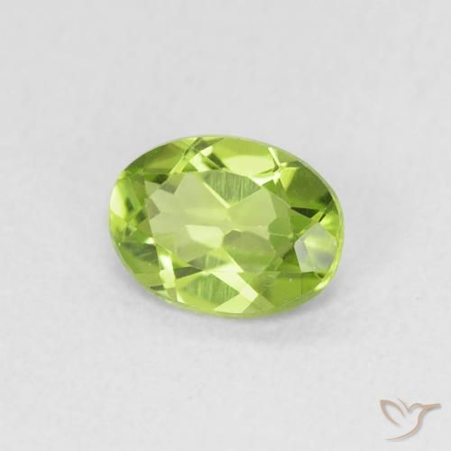 Péridot Vert moyen naturelle ovale, 0.69 ct, VVS-VS