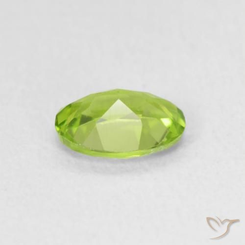 Péridot Vert moyen naturelle ovale, 0.69 ct, VVS-VS