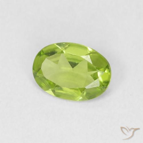 Péridot Vert moyen naturelle ovale, 0.71 ct, VVS-VS
