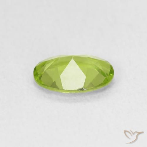 Péridot Vert moyen naturelle ovale, 0.71 ct, VVS-VS
