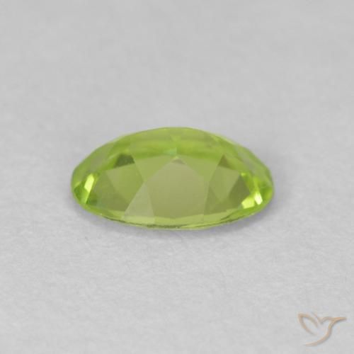 Péridot Vert vif et léger naturelle ovale, 0.70 ct, VS