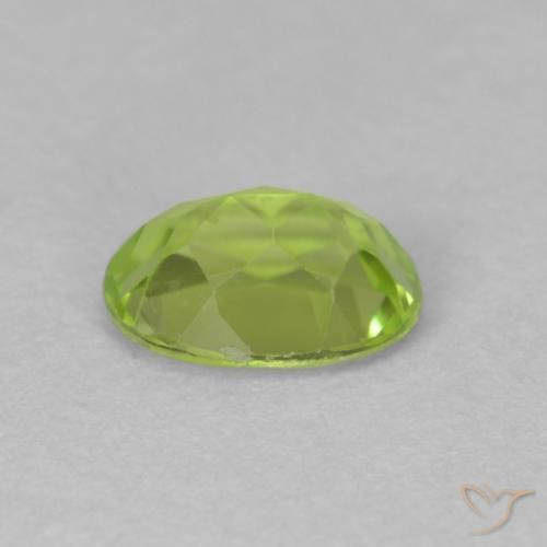 Péridot Vert clair naturelle ovale, 0.90 ct, VS