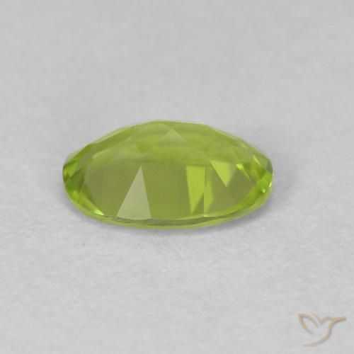 Péridot Vert éclatant naturelle ovale, 0.76 ct, VVS