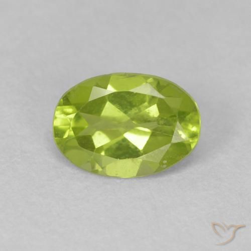 Péridot Vert moyen naturelle ovale, 0.72 ct, VVS