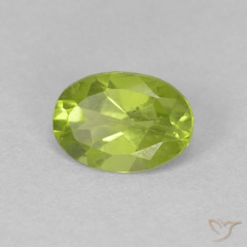 Péridot Vert moyen naturelle ovale, 0.72 ct, VVS
