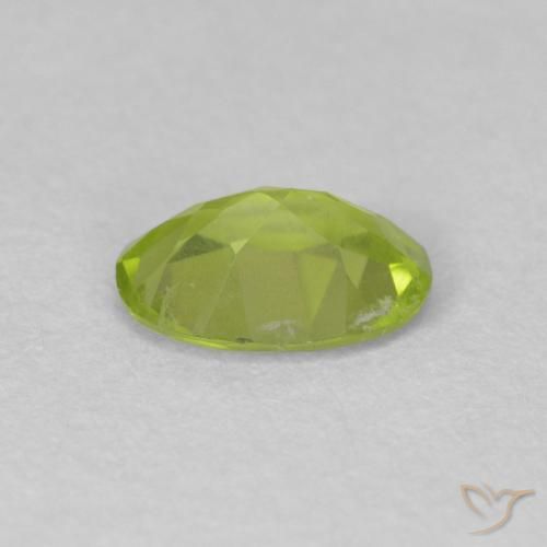 Péridot Vert moyen naturelle ovale, 0.72 ct, VVS