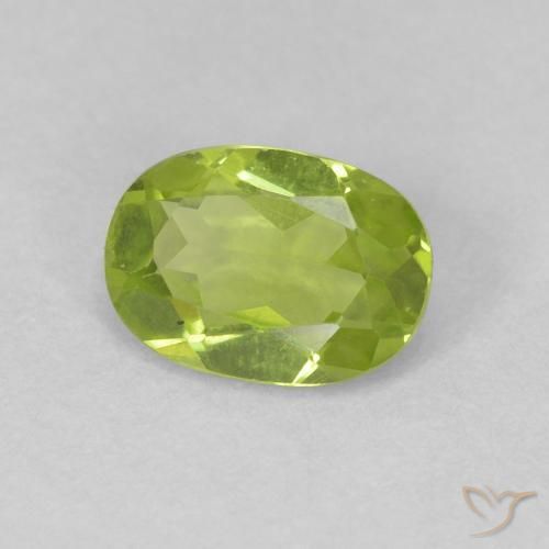 Péridot Vert moyen naturelle ovale, 0.88 ct, VVS